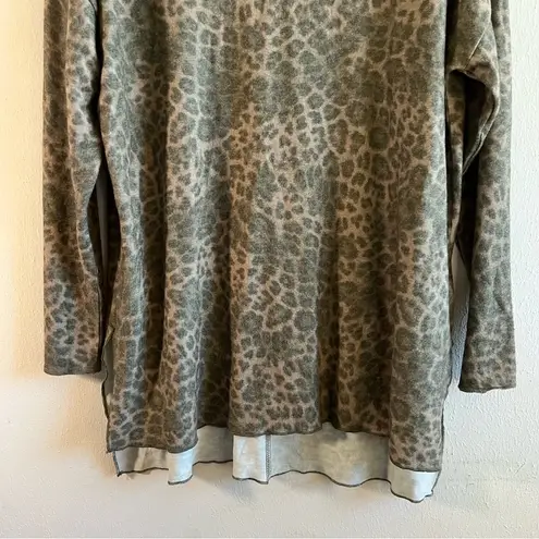 White Crow Top Cheetah/ Leopard Print Scoop Neck Tunic Sz M GUC Super Soft