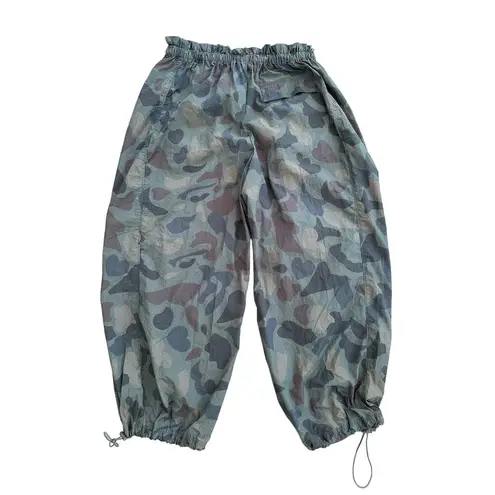 Urban Outfitters  - Cargo Camo Parachute Pants in Green & Brown