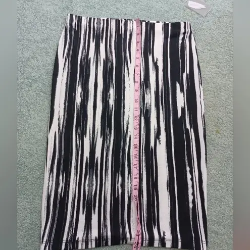 Forever 21 🍎5/25 NWT Striped Abstract Patterned Skirt Elegant Casual