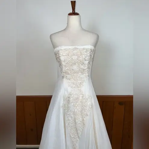 Beautiful St. Pucchi Sposa Embroidered Mesh Wedding Gown! Size 10