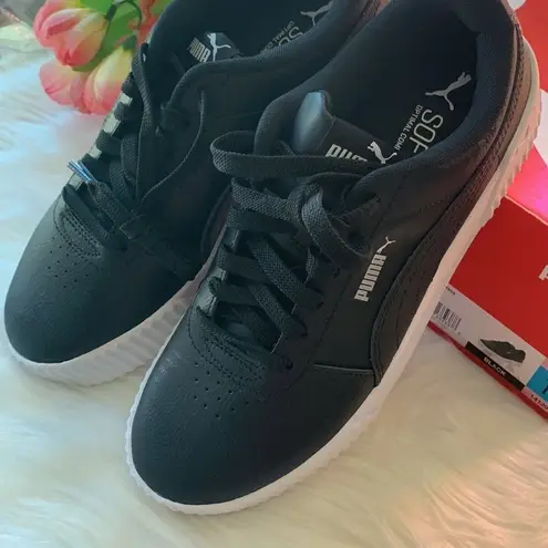 Puma  Women's Carina Sneaker Size 10