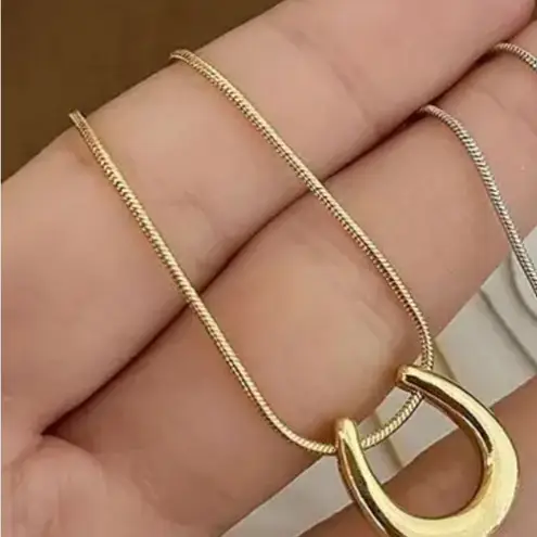 18k Gold Polished High Quality U Shaped Necklace