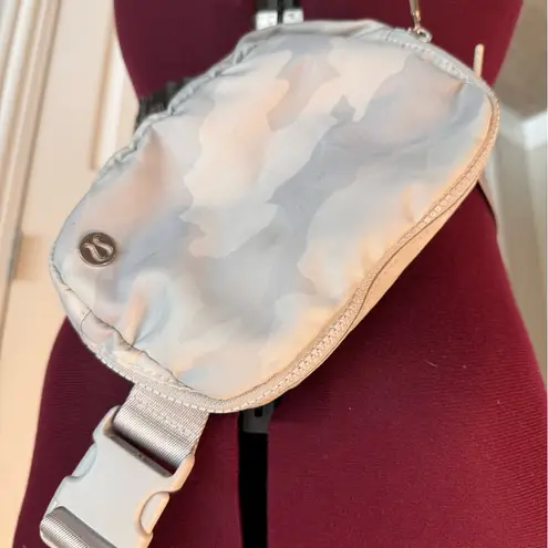 Lululemon  Everywhere Belt Bag – 1L Pearls & Rocks