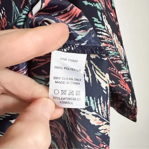 Collective Concepts Blue Feather Print Popover V Neck Blouse Top sz XS