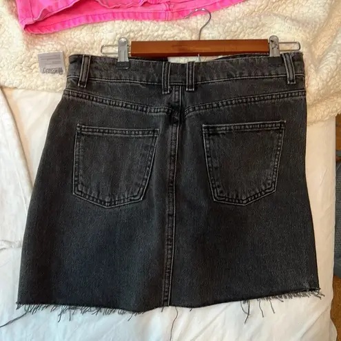 Top shop size 6 black denim skirt never worn super cute super good material!!