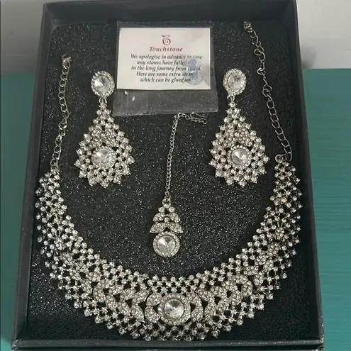 Touchstone Bollywood Bridal Prom Glam Rhinestone Necklace Earrings Mangtika Set Silver