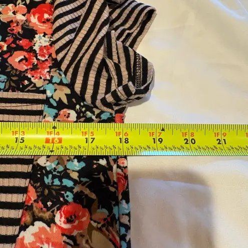 Honey & Lace short sleeve top mixed floral and striped print NWT Sz M Black Size M
