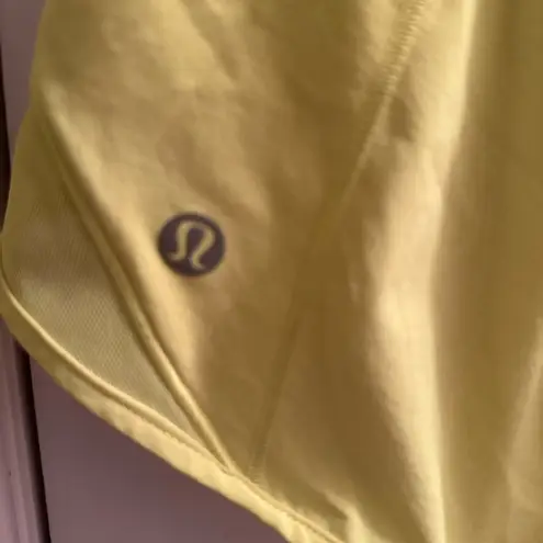Lulu Townsend đŸ’›LULULEMON đŸ’› Hotty Hot Low-Rise Lined Short 2.5"
Electric Lemon EUC