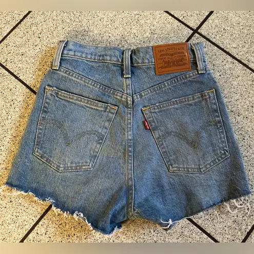 Levi's Levi’s Ribcage Short in Light Wash Denim Jeans Size 24 Waist Distressed