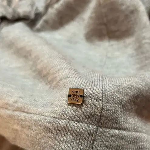 One Grey Day Long Sleeve VNeck Fringe Trim Wool Blend Sweater Lightweight Gray M Size M