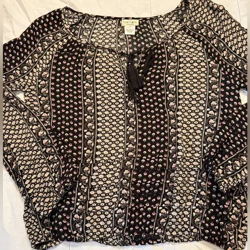 Contempo Casuals Women's Black and White Patterned Top size S