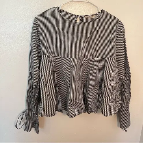 Heart Hips Cropped Loose Blouse Gray White Stripes Size M