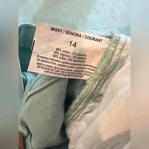 Gloria Vanderbilt Amanda Midrise green denim Capri. Size 14.