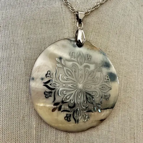 Silver tone and Shell circle Pendent Necklace