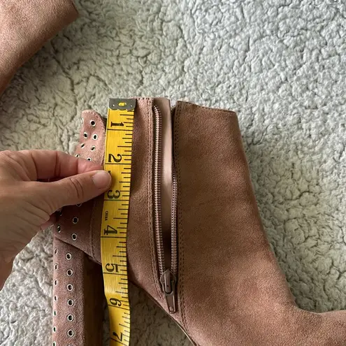 Guess  Women's 9 Beverly Faux Suede Eyelet Studded Heeled Bootie Camel Brown