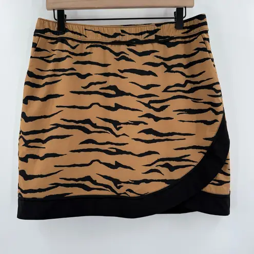 Chico's  Zenergy Skort Size 6 UPF Tiger Print Curved Hem Athleisure Golf Travel