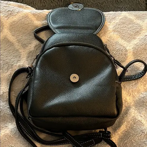 Sleek Black Leather Backpack with Adjustable Strap