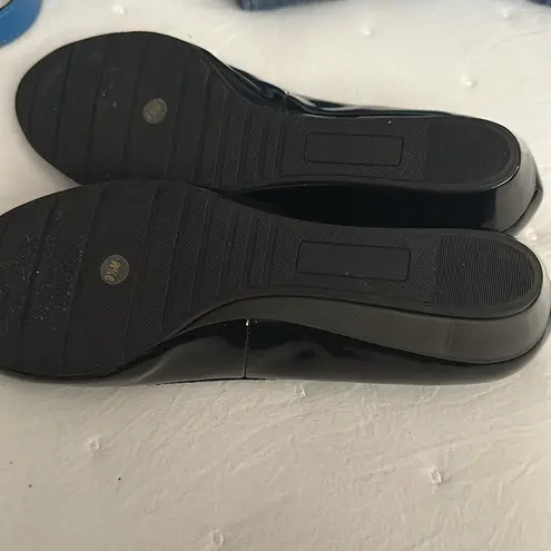 Bandolino Women's Tad Wedge Pump Faux Buckle Dress Shoes Shiny Black Size 9.5