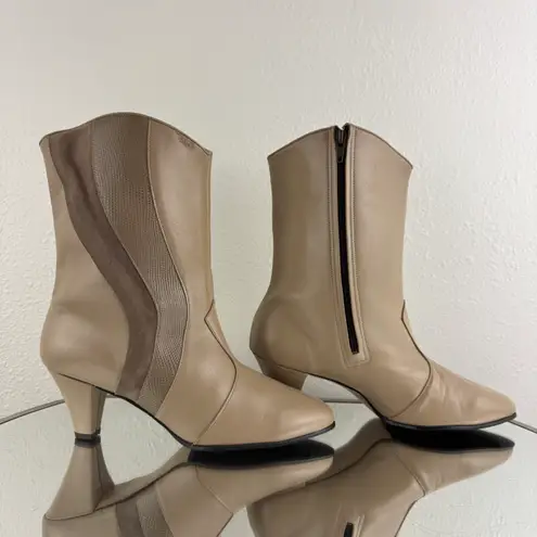 Hill & Dale Vintage 1970s Designer Tan Beige Leather Swirl Low Heel Ankle Boots
