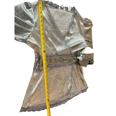 Capacity Unlimited Gray Spiderweb Like Design Lace Trim Wrap Satin Feel XL Top