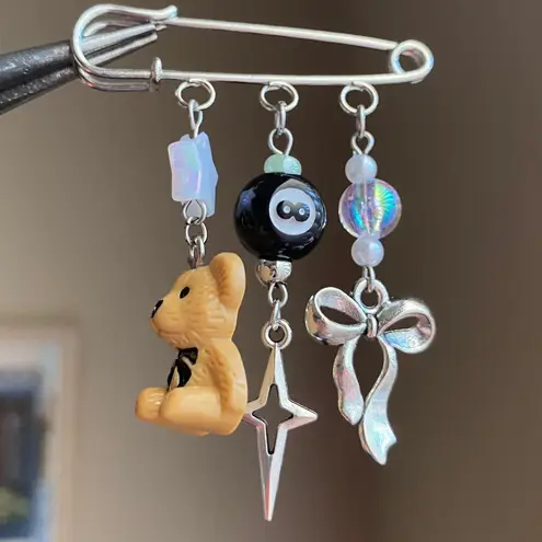 Handmade Kawaii retro y2k funky unique dangle brooch/pin/bag & shoes accessory🧸🩵
