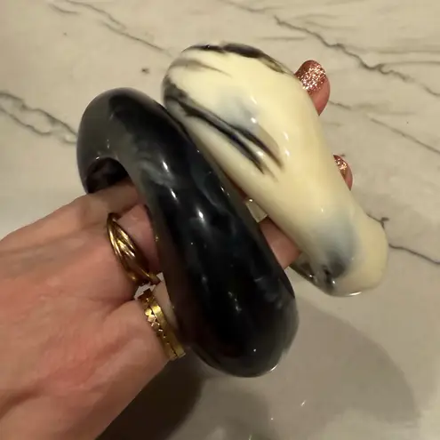 2 Vintage Black White Smoky Swirl Chunky Modernist Enamel Resin Bangle Bracelets