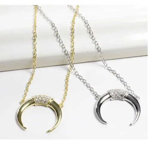 Boutique NEW Women's Gold-Plated Crescent Moon Horn Necklace Size 16 + 2”