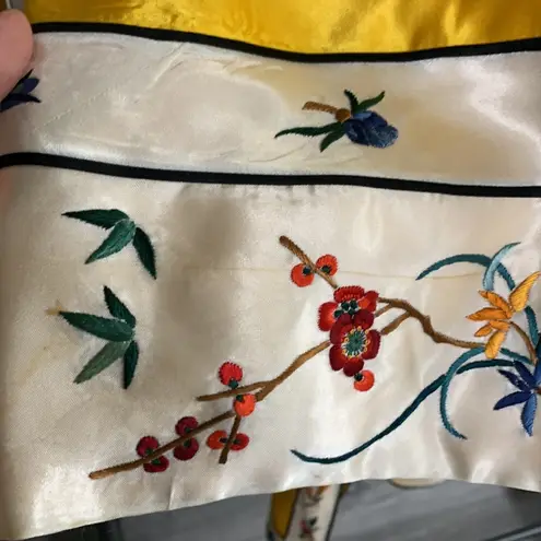🚫SOLD🚫Vintage Gold Hand Embroidered Silky Kimono with Flower Frog Buttons Size M