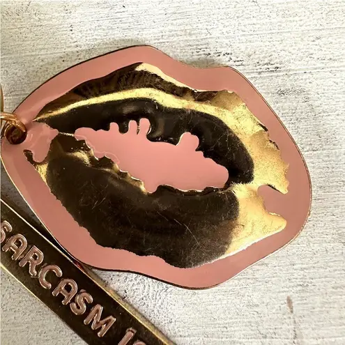 Lips keychain that says “Sarcasm is my Love language“