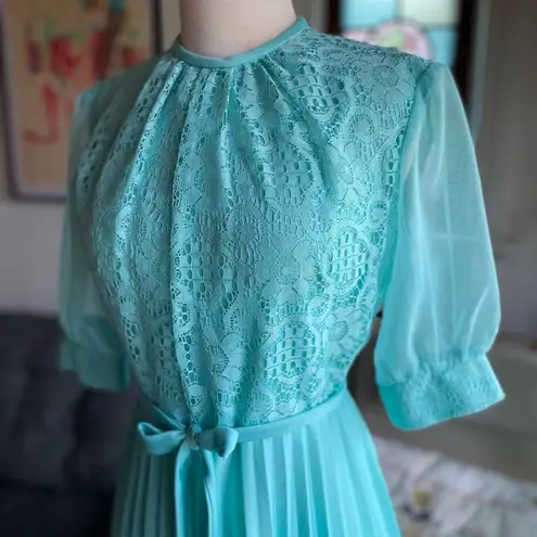 Vintage Lace Teal knee
