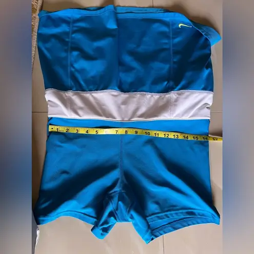 Nike Performance L (12