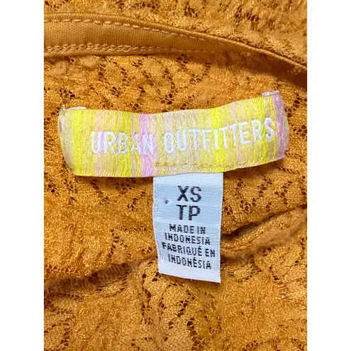 Urban Outfitters  Quinn Lace Coral Lettuce Tie Scoop Short Sleeve Crop Top Sz XS