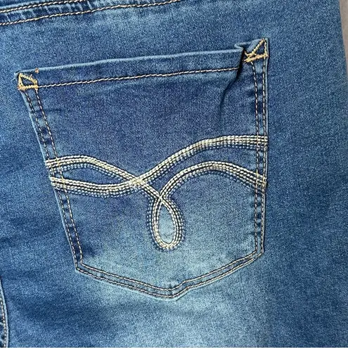 Wallflower Ultra Fit Blue Jeans Women's 14W Regular Distressed Soft New