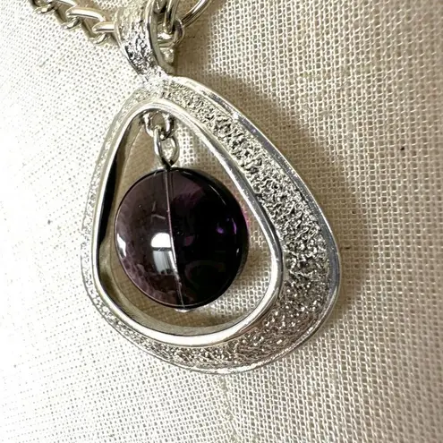 é silver tone and purple teardrop pendant necklace Silver