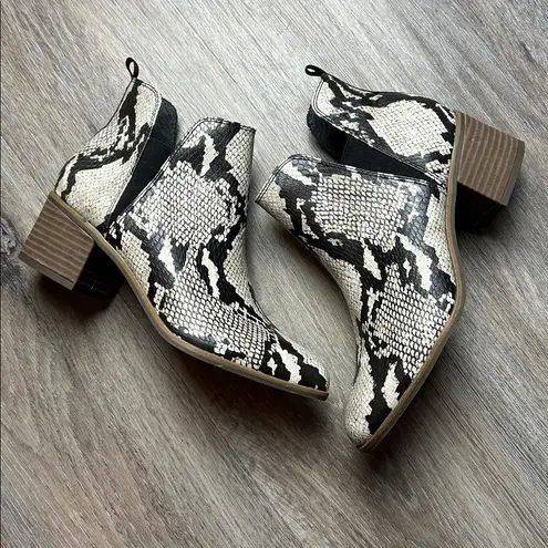 Dr. Scholl’s “Teammate” Snakeskin Print Booties Size 8.5 (run small like 7