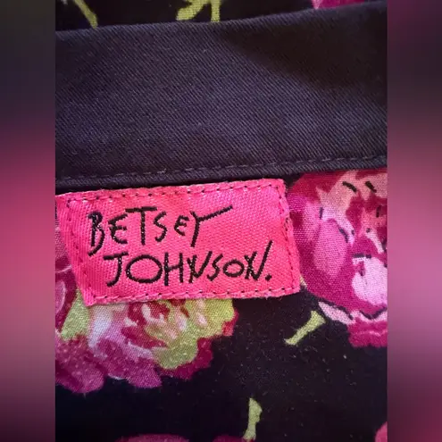 Betsey Johnson  floral skull scrubs top sz XS medical pocket health