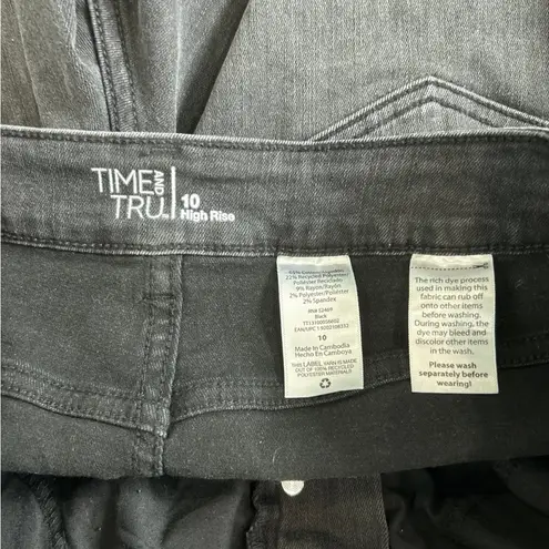 New with a tag time and tru high rise black jean shorts in size 10