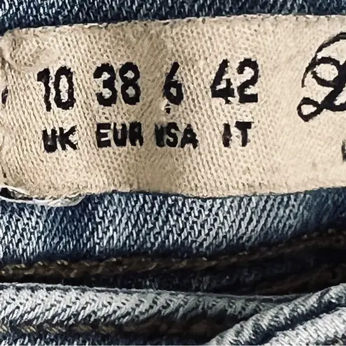 Denim & Co . Size 6 Light Washed Skinny Leg Distressed Stretchy Jeans