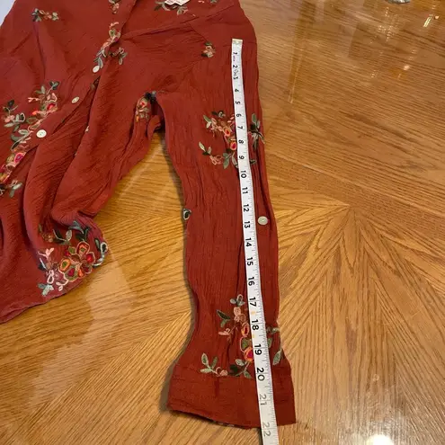 FIG AND FLOWER BRAND Women's top with a button