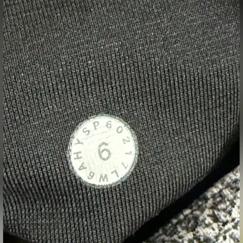 Lululemon  Train Times 17" Crop Leggings Size 6 Fractal Alpine White Black Mesh thumbnail 8