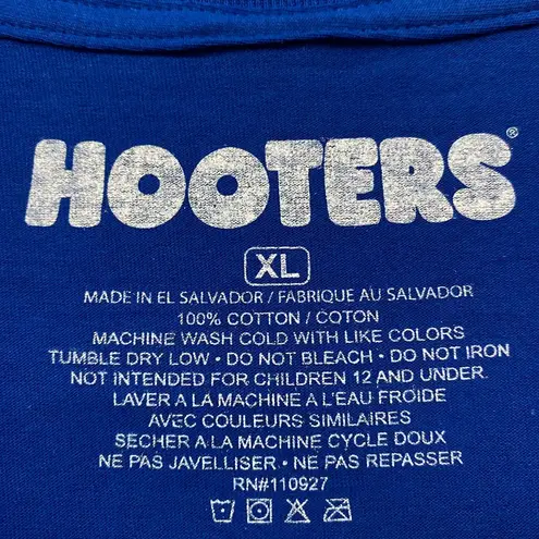 Hooters Coming in Hot Delightfully Tacky Since 1983 T-Shirt Size Extra Large