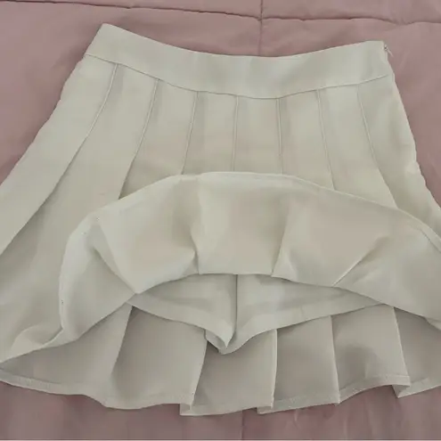Fashion & Dust white pleated golf skort