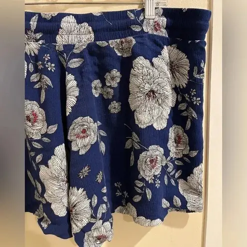 C. Wonder Size XXL Floral 100% Rayon Shorts with Pockets Blue