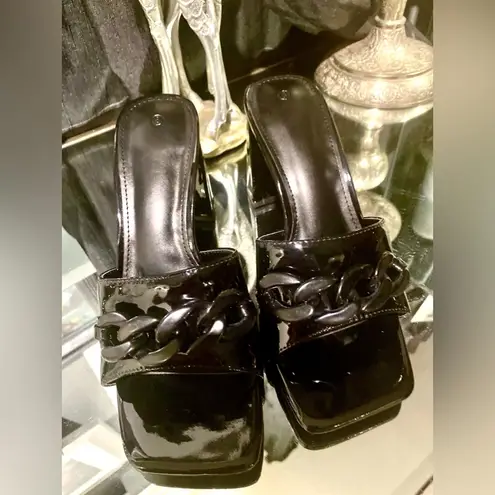 NWOT Women's Black Chunky Heeled Sandals. Square Open Toe, Chain Decor Slip On Size 8