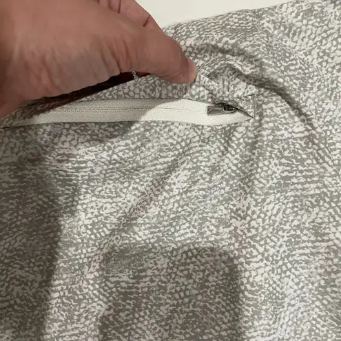 Athleta NWOT Venture Printed Pants Women's Size 26 Gray Lightweight Stretch