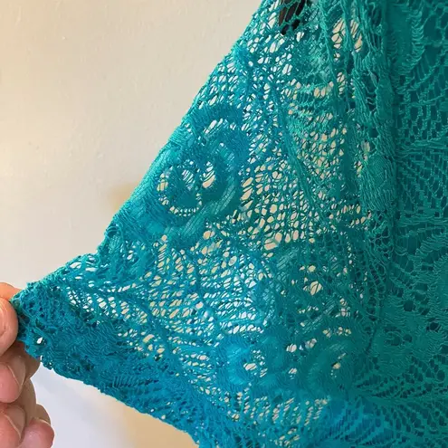 Leo & Nicole  Lined Lace Aqua Top Size Medium