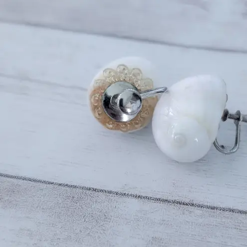 Vintage Screw On Earrings Chunky 3D Large Shell Beach Vibes White