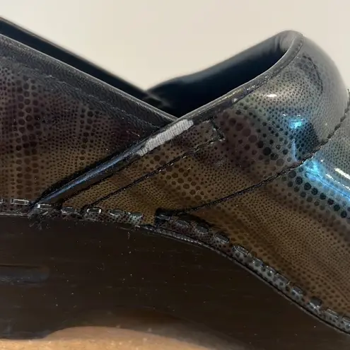 Dansko Pewter Stripe Patent Leather Professional Nursing Clogs Size 39 / 8.5-9