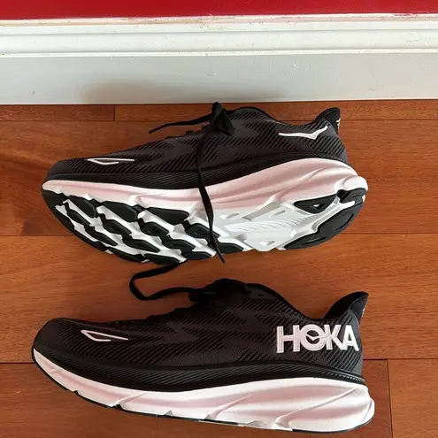 Hoka NWOT  women’s Clifton 9 Sneaker Black/White 10.5 W