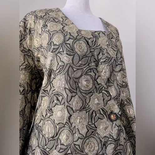 Vintage ‘80s Lilian Fell pour Prognostic Black & Gold Baroque Print Skirt Suit Size M